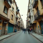 Rue d'un quartier populaire de Montpellier avec immeubles anciens, façades dégradées et commerces fermés